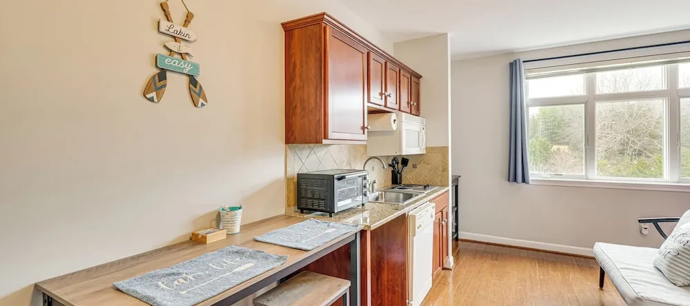 Smith Mountain Lake Condo W/ Pool Access, Хаддлстон — фото 1