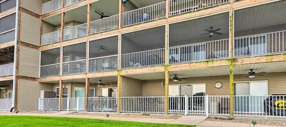 Unwind Poolside! Waterfront Ozarks Condo, Камдентон — фото 1