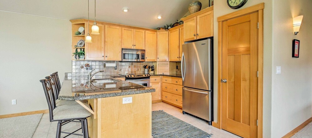 Spacious Family Townhome: Walk to Beach & Downtown, Manzanita — photo 1