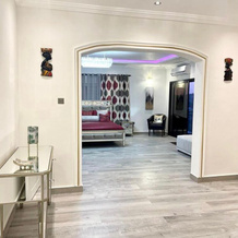 2 Bed Apartment Sleeps 4 - Jacuzzi, Parking, Wifi, Freetown — photo 5