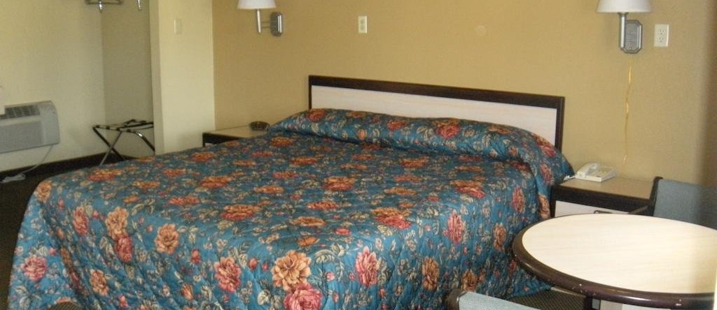 Lone Pine Budget Inn, 隆派恩 — 照片 1