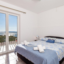 Beautiful Home in Jablanac With Wifi and 5 Bedrooms, 亚布拉纳茨 — 照片 4