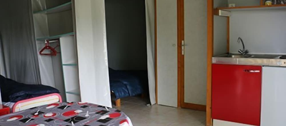 Camping Parc de Charouzech, 萨勒屈朗 — 照片 1