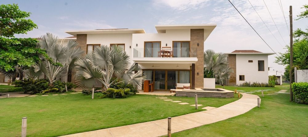 7 Guests 2 Br Private Jacuzzi Shared Pool, Монтеррико — фото 1