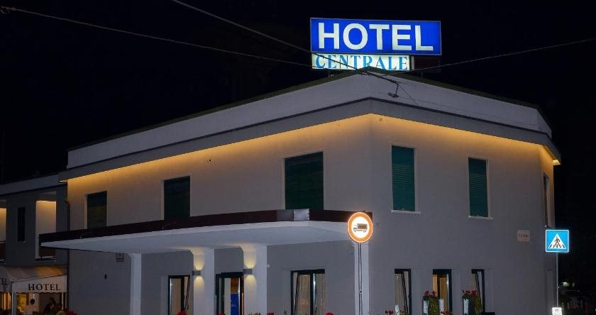 Hotel Il Centrale Ristorante Pizzeria, Гризиньяно-ди-Дзокко — фото 1