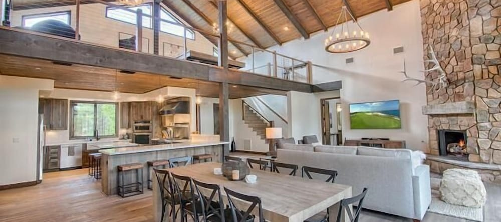 At Whispering Pines 4 Bedroom Home By Redawning, Шоу-Лоу — фото 1