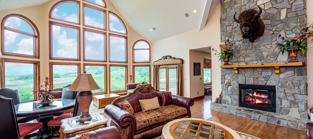 Acre Blue Ridge Estate 8 Bedrooms 7.5 Bathrooms Home, Crabtree — photo 1
