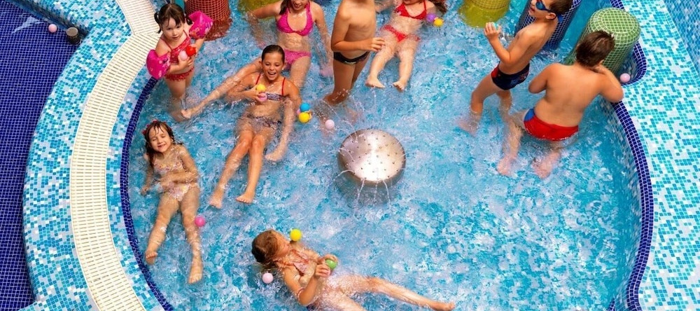 Aqua Camp Mobilhazak - Thermal Kemping Tiszakecske, 蒂萨凯奇凯 — 照片 1