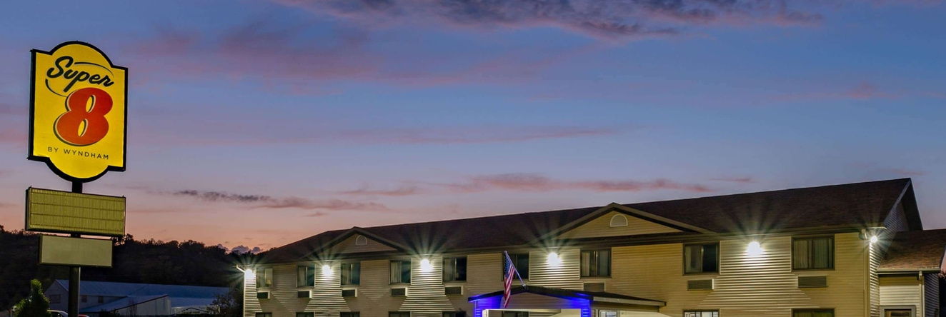 Super 8 By Wyndham Decorah, Decorah — photo 1