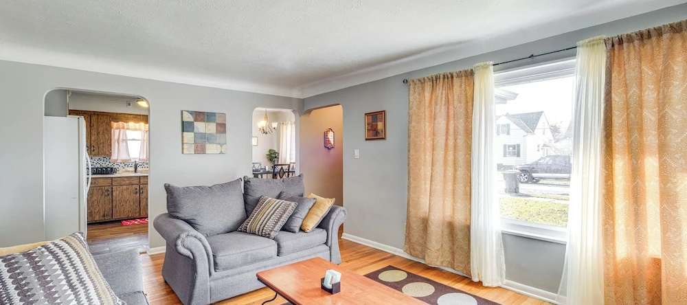8 Mi to Dtwn Cleveland: Quiet Home w/ Fenced Yard, Cleveland — photo 1