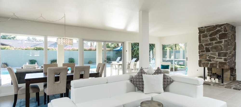 Upscale Palm Springs Corner Lot Home By Redawning, Индиан-Уэллс — фото 1