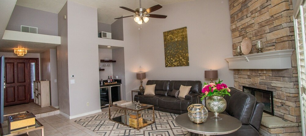 Luxury 6BR 10min to LV Strip Sleeps 20, 拉斯维加斯 — 照片 1