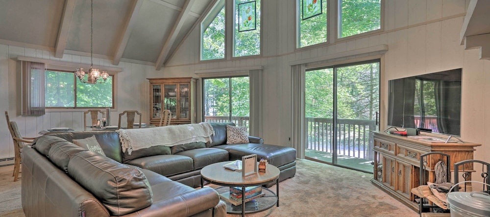 Dog-friendly Lake Ariel Resort Home w/ Deck!, Paupackan Lake — photo 1