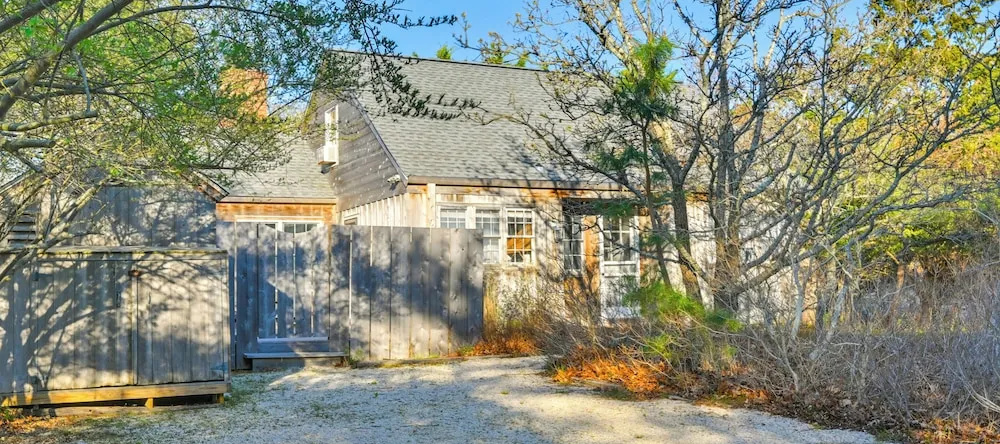 Walk to Amagansett Beach: Cottage w/ Deck!, 阿马甘西特 — 照片 1