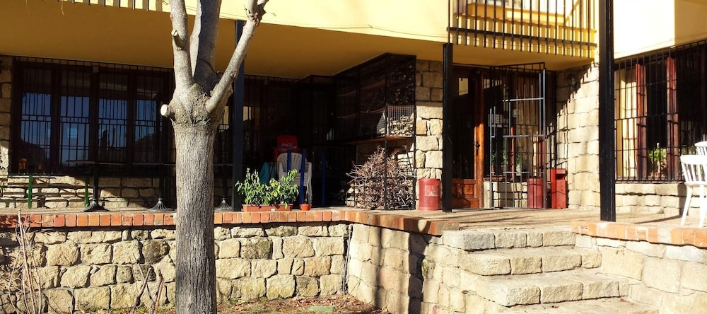 House With 9 Bedrooms in Navaluenga, With Wonderful Lake View and Encl, 纳瓦伦加 — 照片 1