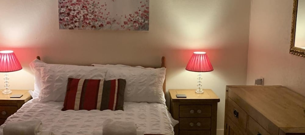 2-Bed House Sleeps 4 - Enclosed Garden - Tv & Wifi, Эймсбери — фото 1