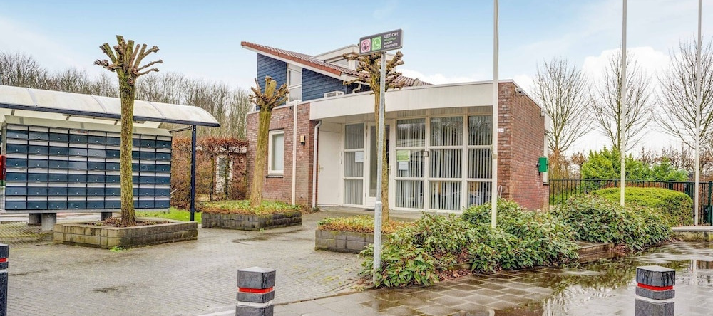 Spacious Holiday Home in Zeewolde With Garden, 希尔登 — 照片 1