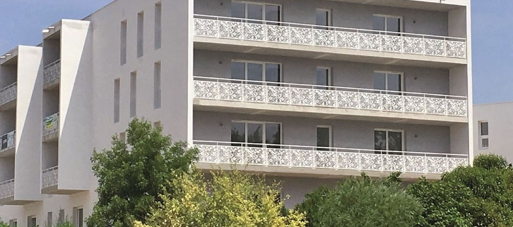 Modern apartment with a balcony located 500m from a spa town, 容扎克 — 照片 1