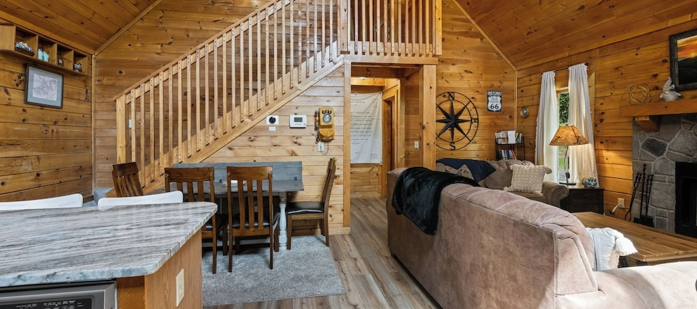 Newly Renovated Cabin W/ Hot Tub, Lake & Bbq!, Севьервилл — фото 1