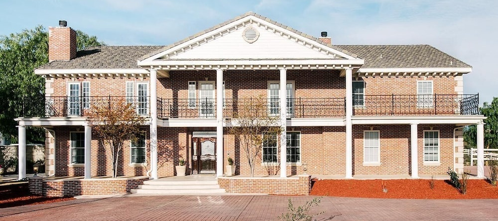 Warhol by AvantStay | Estate w/ Wine Cty Views | Sleeps 28!, San Jacinto — photo 1