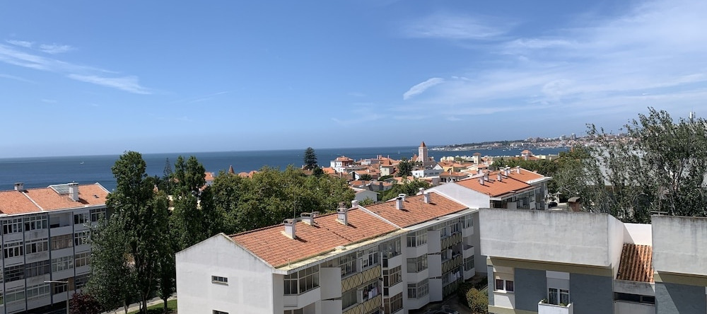 Up Up & a Bay, Estoril — photo 1