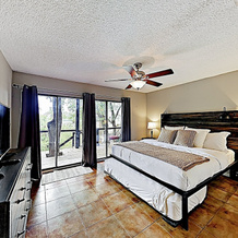 New Listing! Stunning Lakefront W/ Hot Tub & Cove 4 Bedroom Home, 斯派斯伍德 — 照片 3