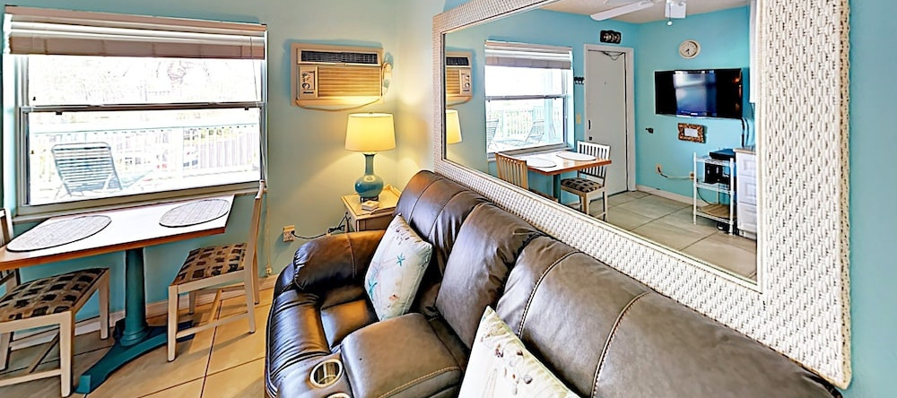 2700 Gulf Blvd 5E Condo 1 Bedroom 1 Bathroom Condo, Belleair Beach — photo 1