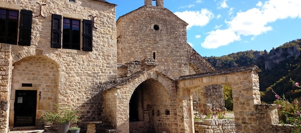 Hermitage Saint Pierre, Nant — photo 1
