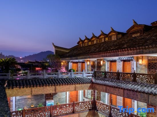 Fenghuang Ancient Town Boutique Hotel( Heart of the ancient town Unobstructed 180° front river view), Xiangxi — photo 1