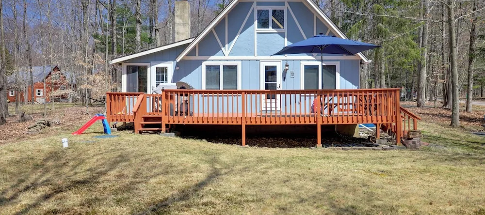 Walk to Beach: Pocono Lake Cabin w/ Pool Access!, 波科诺湖 — 照片 1