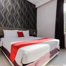 RedDoorz near Goa Sunyaragi, Cirebon — photo 2