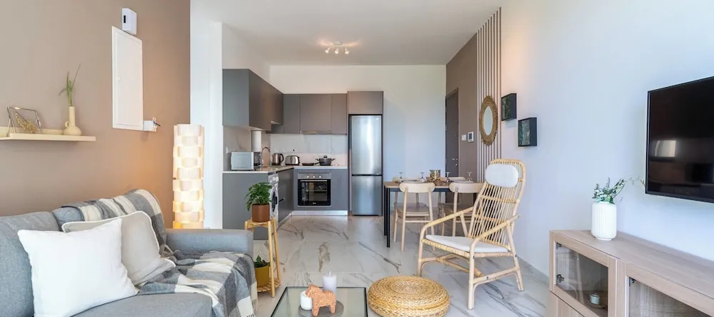 Ivory 1-BR Apt. & Balcony in Aradipou, 拉纳卡 — 照片 1