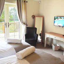 Five-star lodge set in stunning grounds with hot tub and lake views, Colchester — photo 5