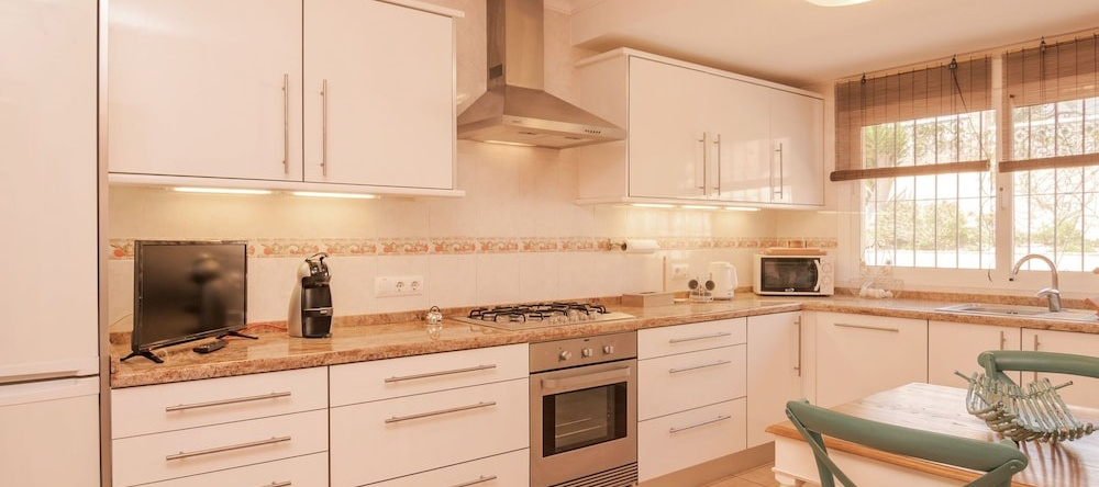 Villa With Very Spacious Terrace, Beautiful View of the Mountains & Private Pool, 贝尼塔切尔 — 照片 1