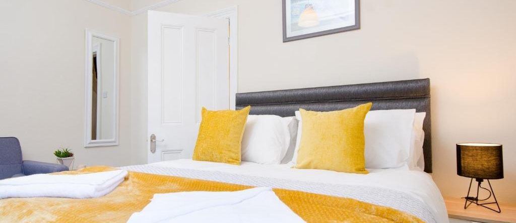 Beautiful Victorian Townhouse Great location close to THE BEACH and Peasholm Park with FREE PARKING SLEEPS 9, Scarborough — photo 1