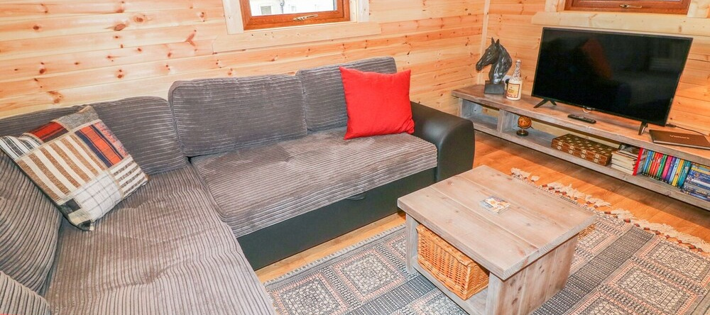 Alken Cabin, Bushmills — photo 1