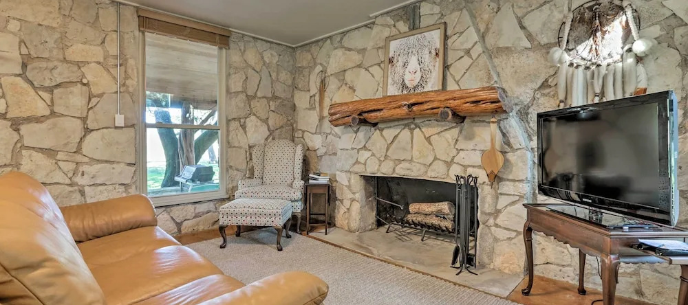 Blanco Riverfront Historic Home, 3 Mi to Downtown!, 布兰科 — 照片 1