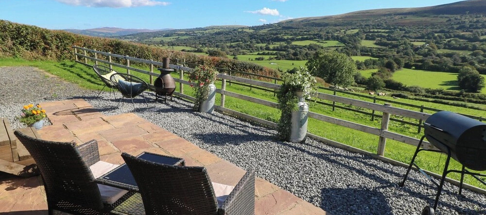Sychnant Farm Retreat, Llanedy — photo 1