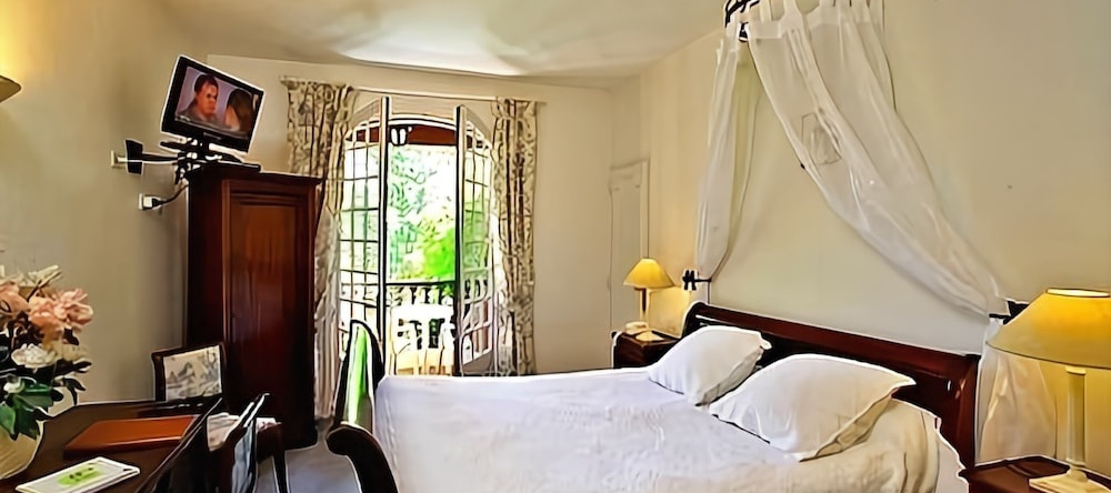 LOGIS Auberge de l'Etang Bleu, 马勒伊昂佩里戈尔 — 照片 1