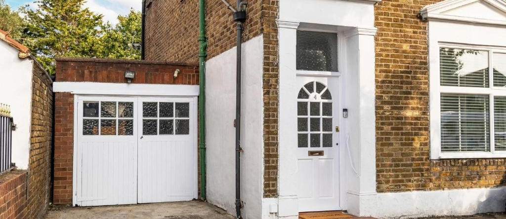Heathrow Living Stanwell Serviced House 5 bedrooms, Ashford — photo 1