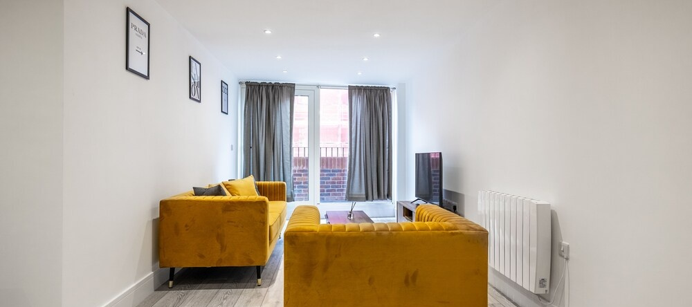 Impeccable 1-Bed Apartment In Camberley, Камберли — фото 1