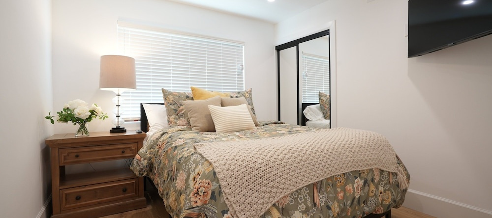 Coming Mid-April 2023! Beautifully upgraded two-story home with backyard oasis, 普拉森蒂亚 — 照片 1