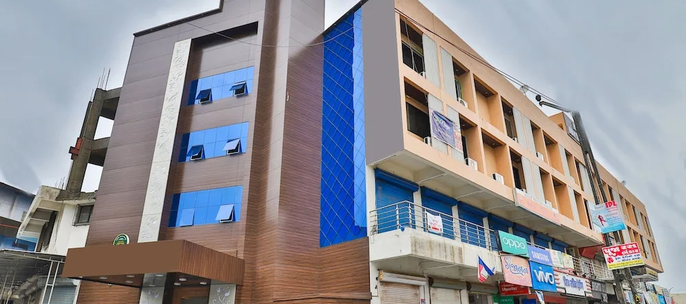 Oyo 16122 Hotel Navya Palace, Даман — фото 1