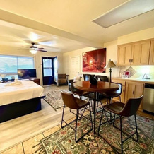 SU15, Spacious studio with full kitchen, dining table and rock patio overlooking Lake Ouachita. by RedAwning, 艾达山 — 照片 2