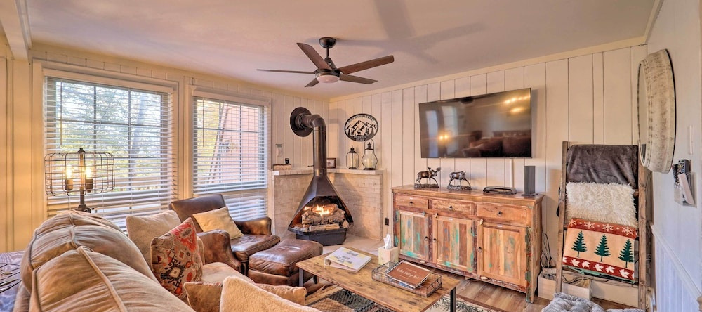 < 1 Mi to Beech Mtn Ski! Condo w/ Hot Tub Access, Beech Mountain — photo 1