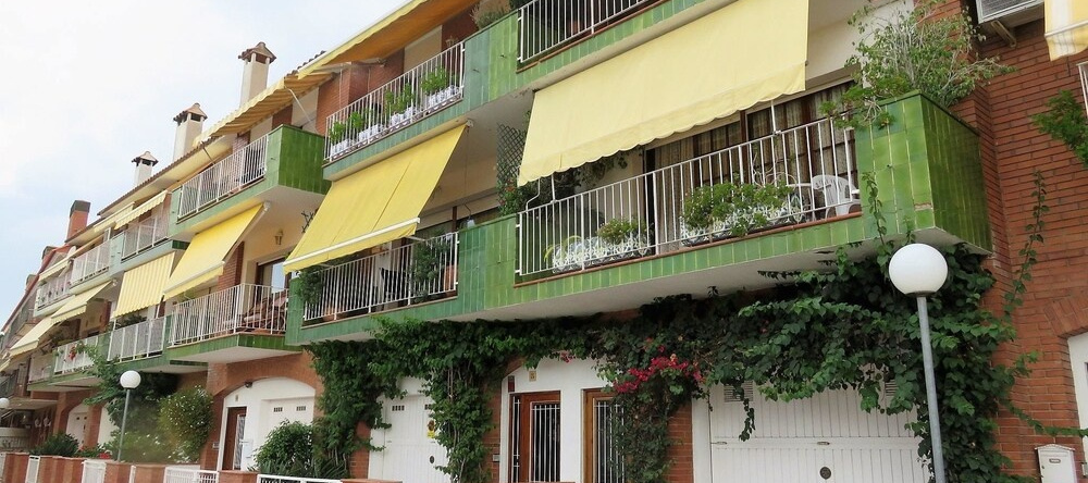 Apartment With 2 Bedrooms In Canet De Mar, With Wonderful Mountain Vie, Канет-де-Мар — фото 1