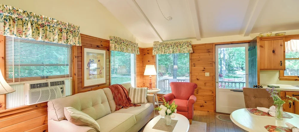 'pine Cottage' Duplex w/ Deck: Walk to State Park!, 以法莲 — 照片 1