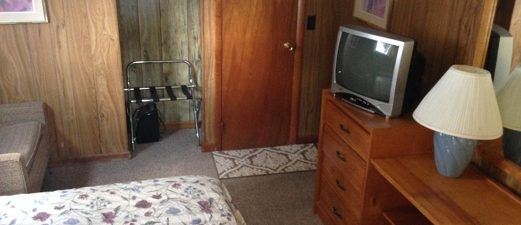 Amber Lantern Lake George Cottage Rental and Motel, Warrensburg — photo 1