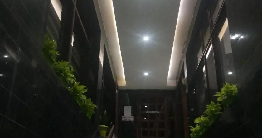 Surya Hotel, 拉贾马亨德拉瓦拉姆 — 照片 1