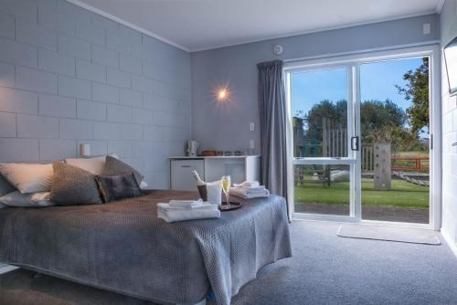 Waihi Beach Hotel, Waihi Beach — photo 1